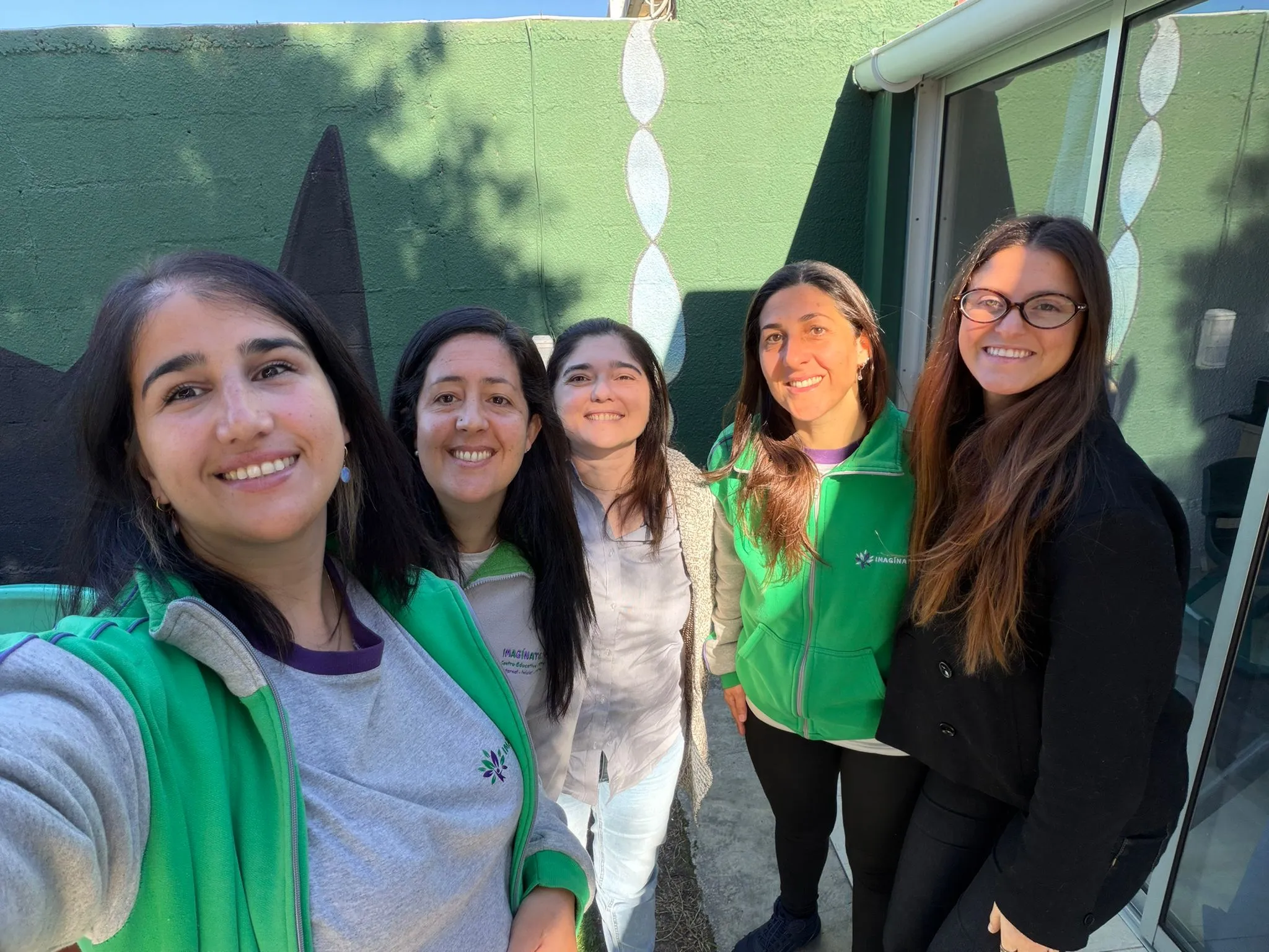 Equipo del Colegio Imagínate junto a Antonela Raymundo y Paz De Souza, luego de la charla de asesoramiento