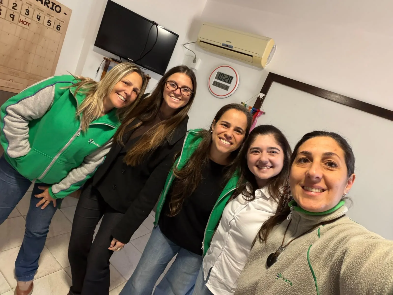 Antonela Raymundo y Paz De Souza junto al equipo del Colegio Imagínate (sede primaria, Carrasco), luego de la charla para padres