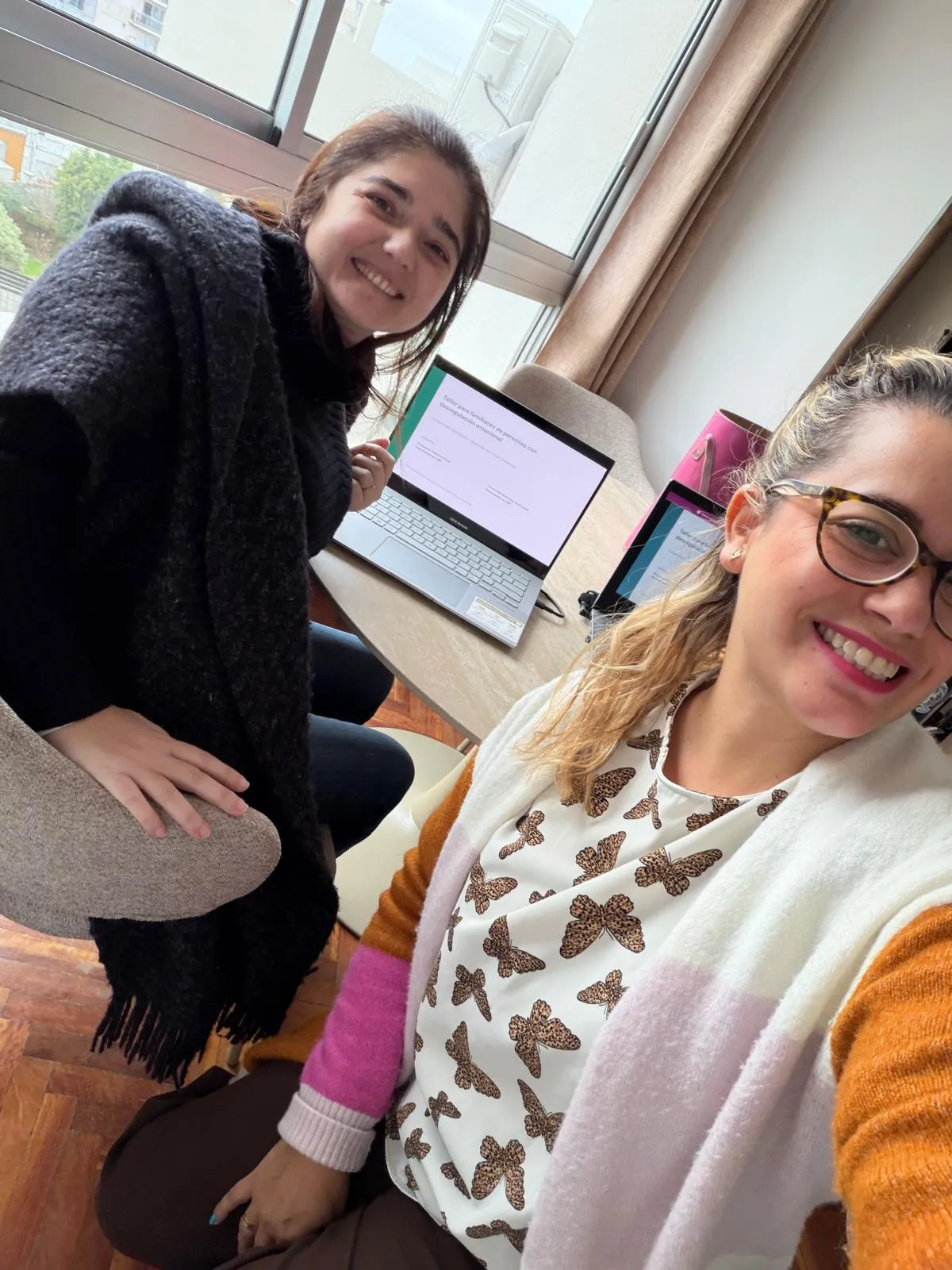 Antonela Raymundo y Verónica Sosa Pisano preparando el taller para familiares de personas con desregulación emocional